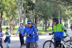 Personas con bicicletas en un parque.
